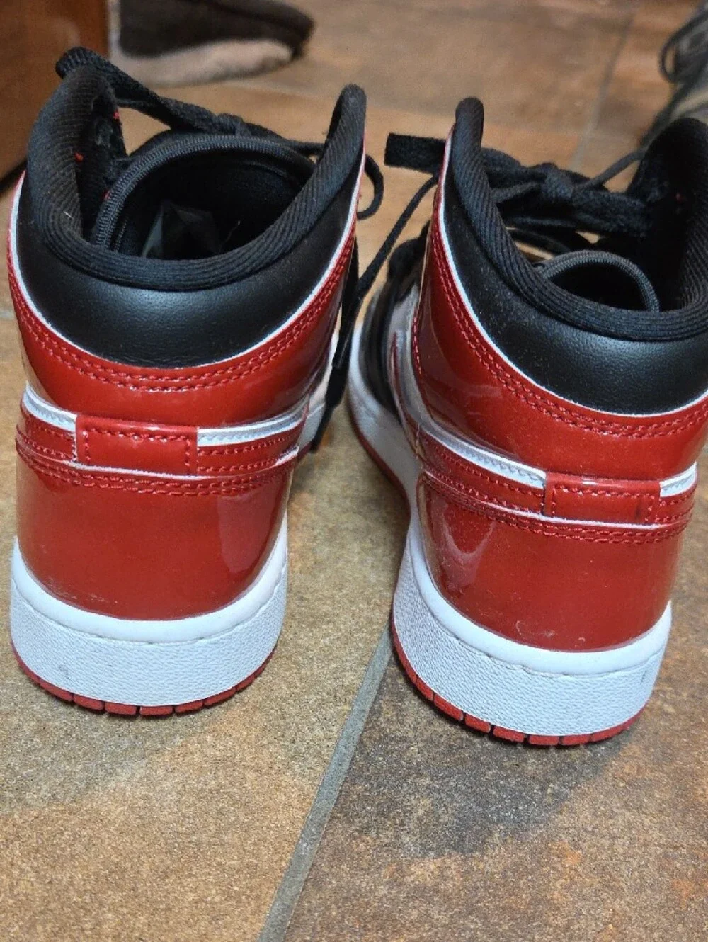 GRADE-SCHOOL AIR JORDAN 1 MID SEMen – Black/Varsity Red-white